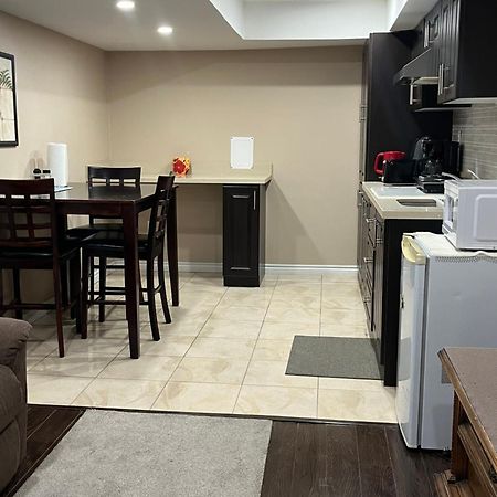 Bernie'S Basement Apartment Milton Bagian luar foto