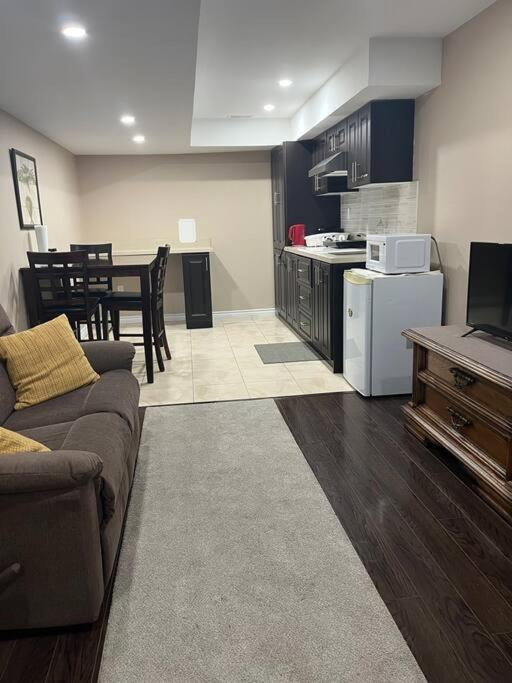Bernie'S Basement Apartment Milton Bagian luar foto