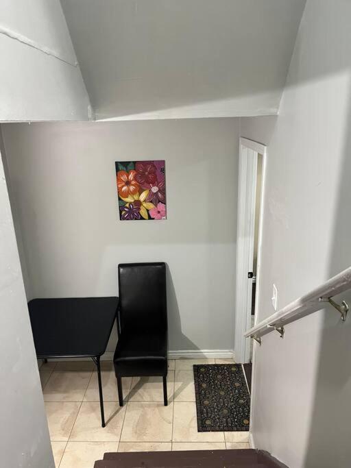 Bernie'S Basement Apartment Milton Bagian luar foto