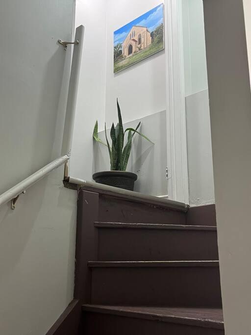 Bernie'S Basement Apartment Milton Bagian luar foto