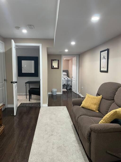 Bernie'S Basement Apartment Milton Bagian luar foto