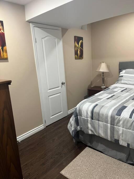 Bernie'S Basement Apartment Milton Bagian luar foto