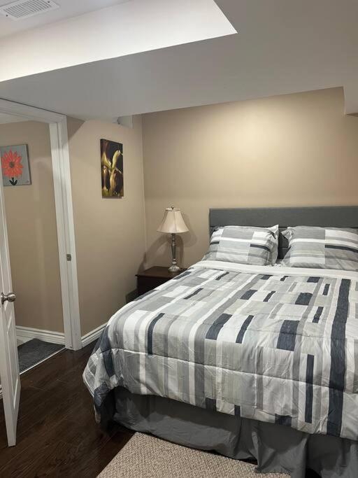 Bernie'S Basement Apartment Milton Bagian luar foto